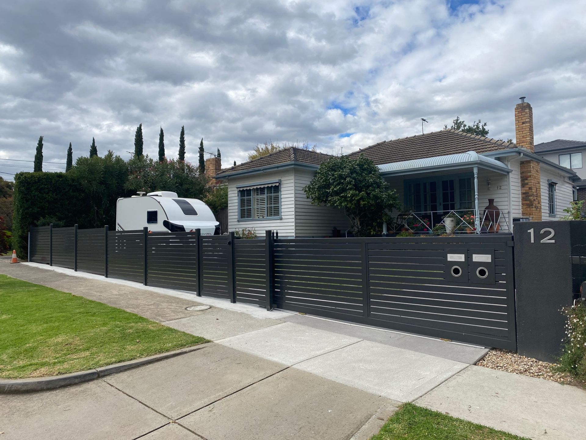 Slat-Sliding-gate-front-fence-1200-monument-horizontal-staggered