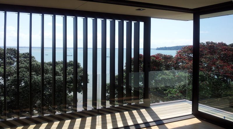 Vertical-sun louvres