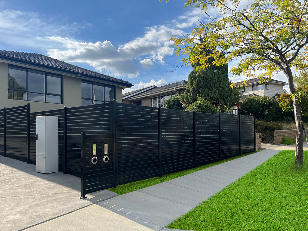 Horizontal Aluminium Slat Fence for villa